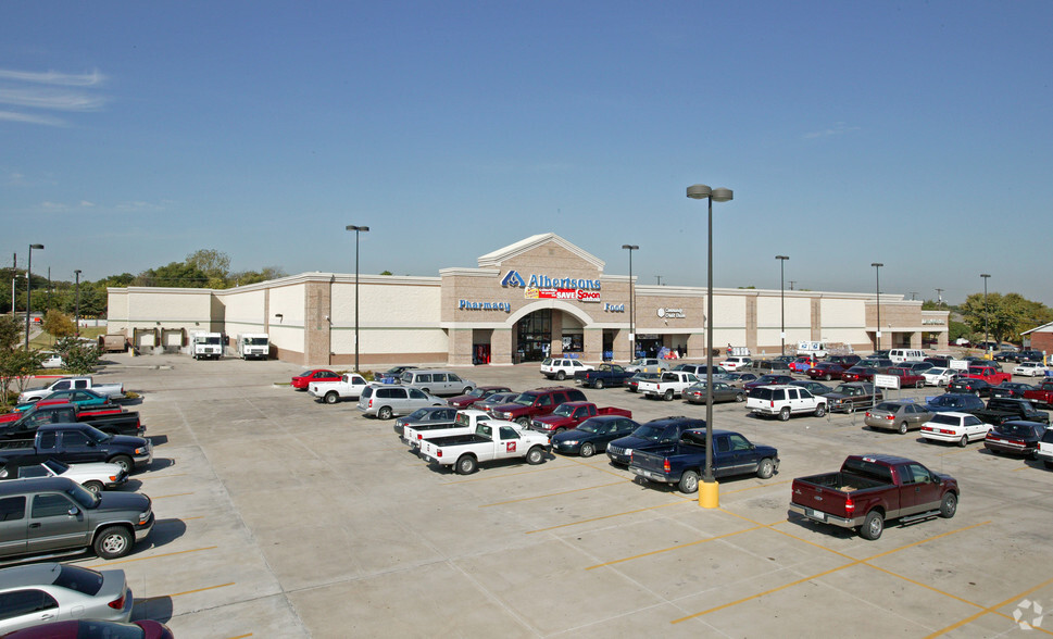 215 N Carrier Pky, Grand Prairie, TX en alquiler - Foto principal - Imagen 1 de 5