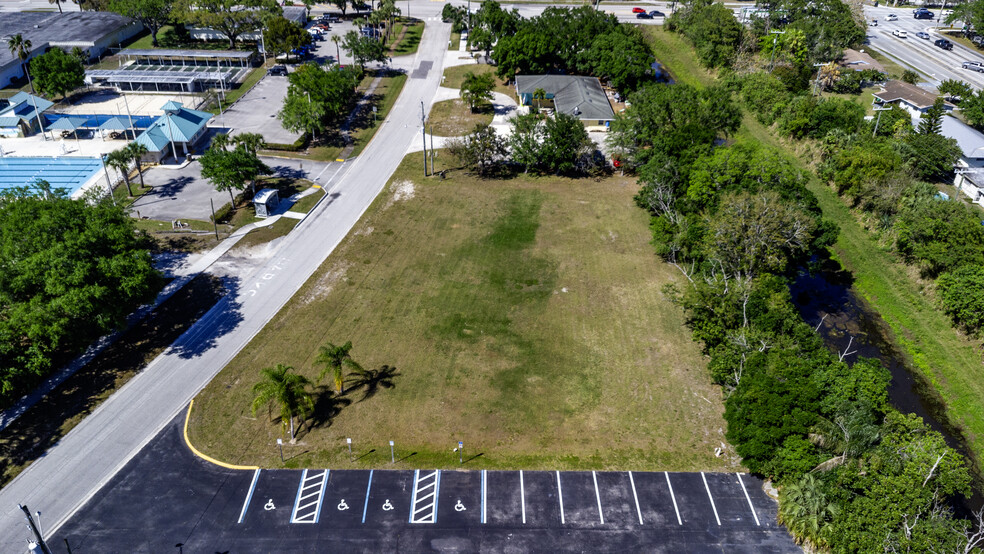 SW Ravenswood Ln, Port Saint Lucie, FL en venta - Foto del edificio - Imagen 3 de 30