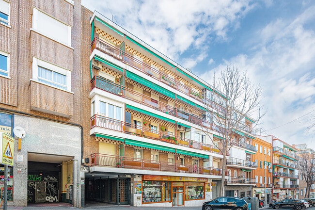 Más detalles de Calle Lago Constanza, 7, Madrid - Edificio residencial​ en venta