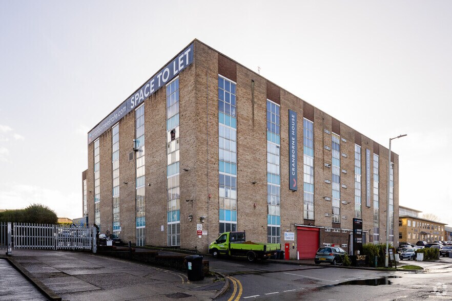 Cranborne Rd, Potters Bar en venta - Foto del edificio - Imagen 2 de 2