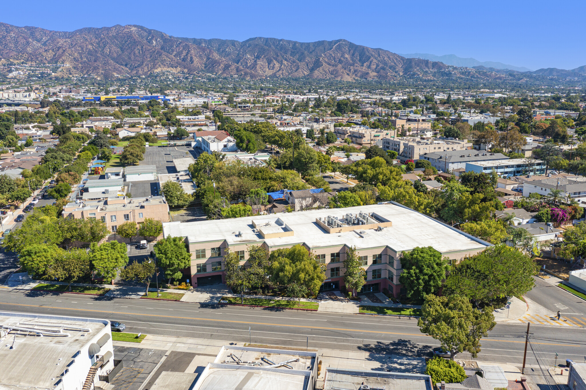 800 S Main St, Burbank, CA en alquiler Foto del edificio- Imagen 1 de 51