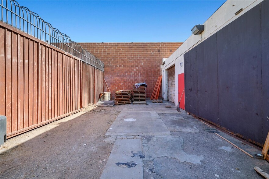 18141 Napa St, Northridge, CA en venta - Foto del edificio - Imagen 2 de 4