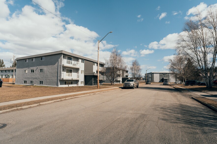 103 Alder Dr, Hinton, AB en venta - Foto del edificio - Imagen 3 de 7