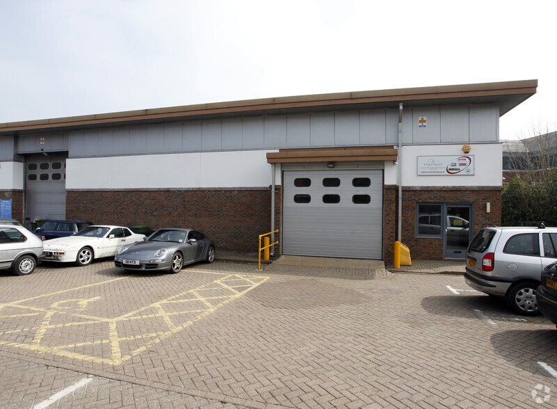 Bay Tree Ave, Leatherhead en alquiler - Foto del edificio - Imagen 3 de 7