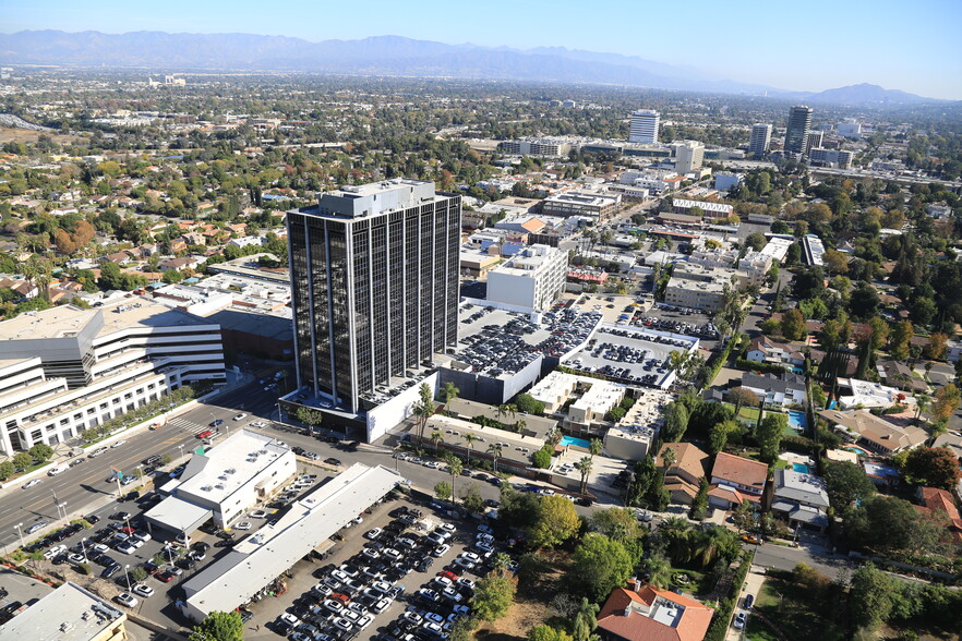 15760 Ventura Blvd, Encino, CA en alquiler - Vista aérea - Imagen 3 de 8