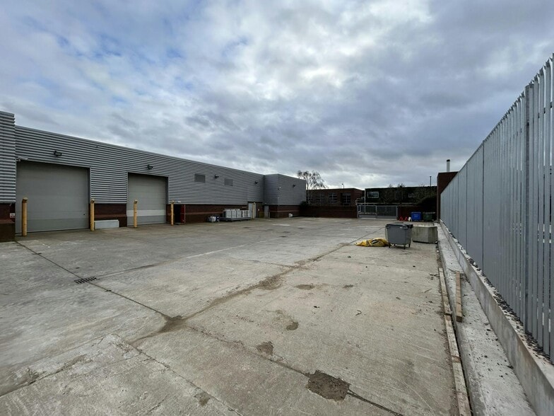 683-685 Stirling Rd, Slough en alquiler - Foto del edificio - Imagen 2 de 6