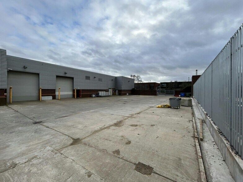 686-689 Stirling Rd, Slough en alquiler - Foto del edificio - Imagen 2 de 6