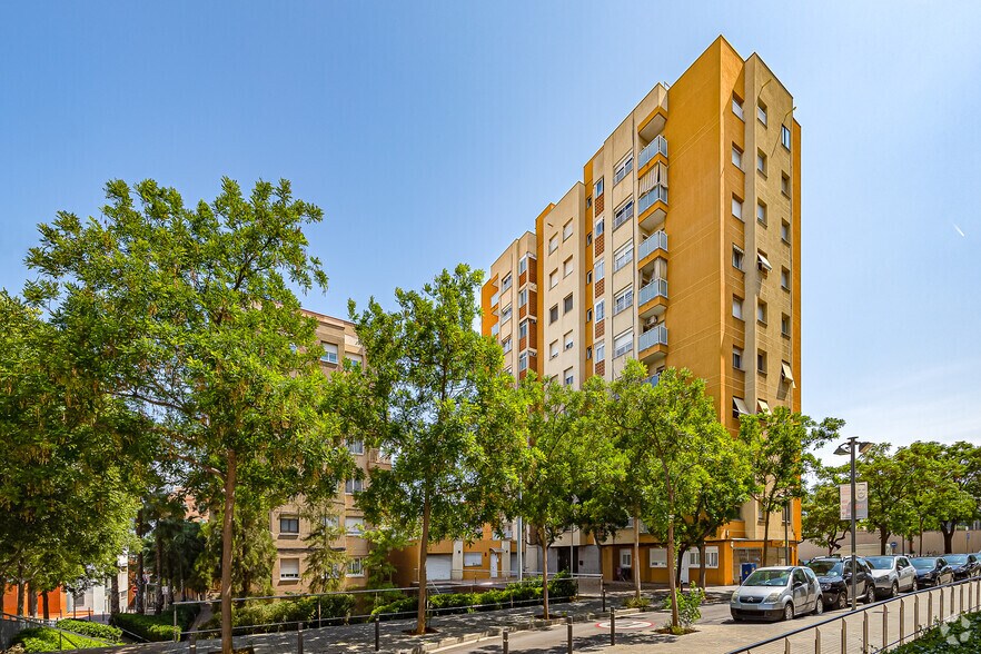 Edificio residencial en Sant Boi de Llobregat, Barcelona en venta - Foto del edificio - Imagen 2 de 3