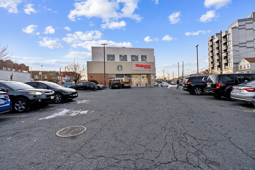 13259 Metropolitan Ave, Richmond Hill, NY en alquiler - Foto del edificio - Imagen 2 de 15