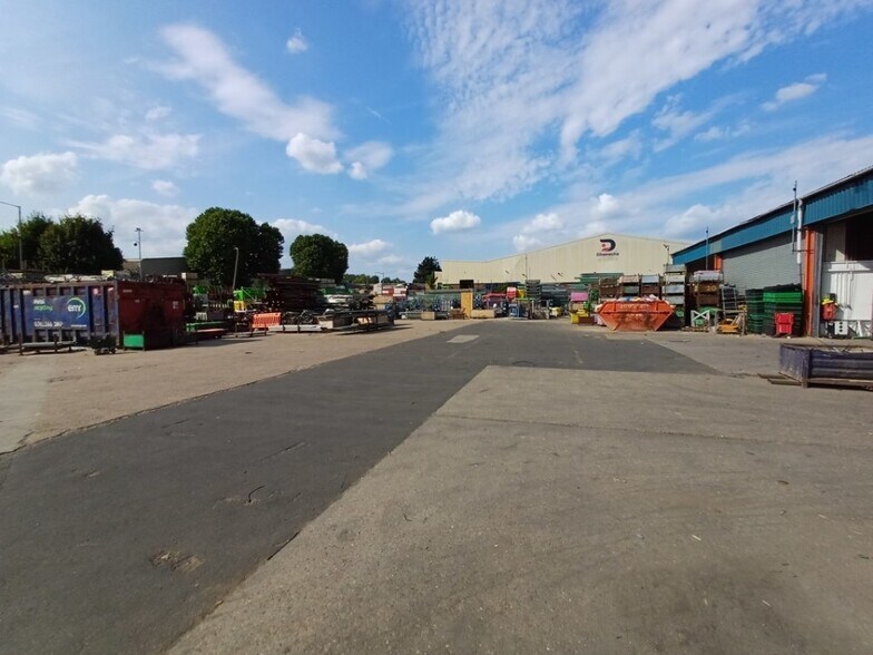 32 Crown Rd, Enfield en alquiler - Foto del edificio - Imagen 2 de 4