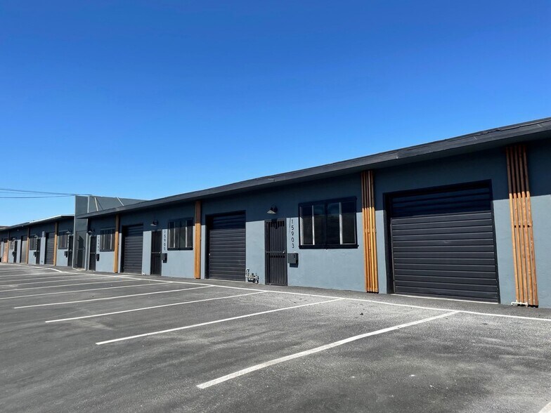 15922 Strathern St, Van Nuys, CA en alquiler - Foto del edificio - Imagen 1 de 8