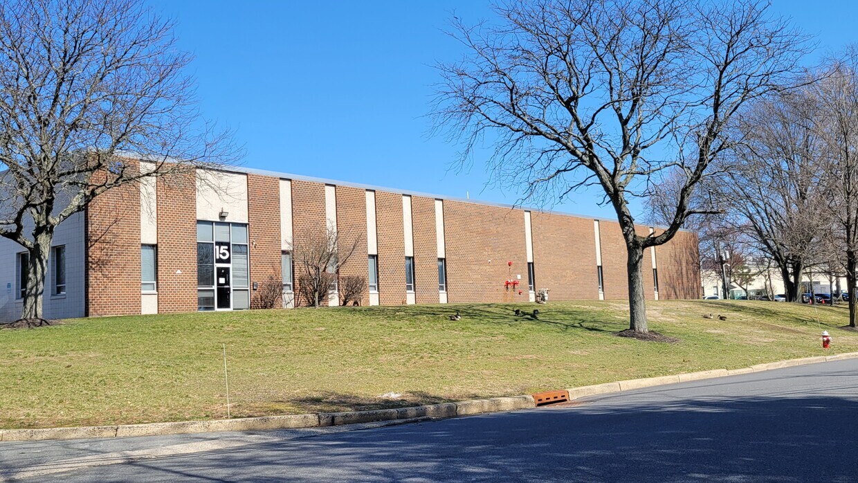 15 Cotters Ln, East Brunswick, NJ en alquiler Foto del edificio- Imagen 1 de 9