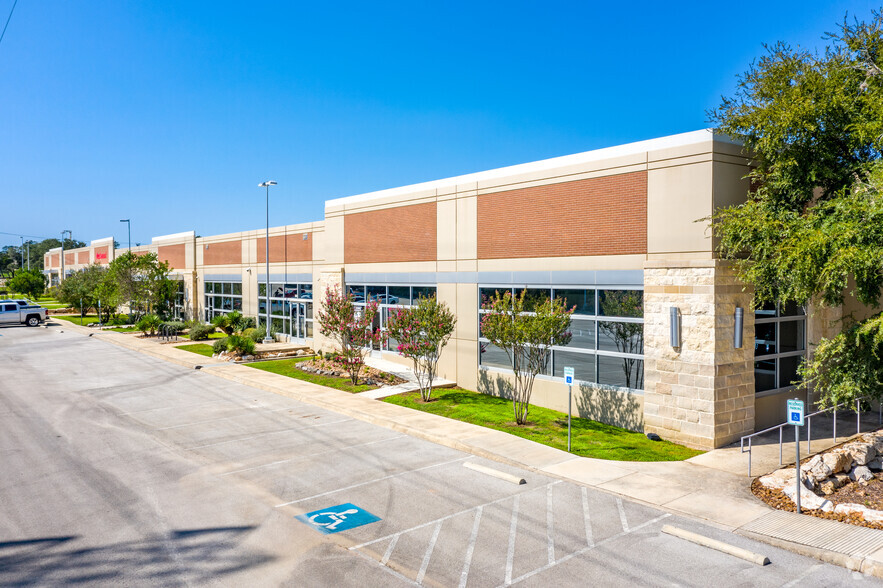 1718 Dry Creek Way, San Antonio, TX en alquiler - Foto del edificio - Imagen 2 de 11