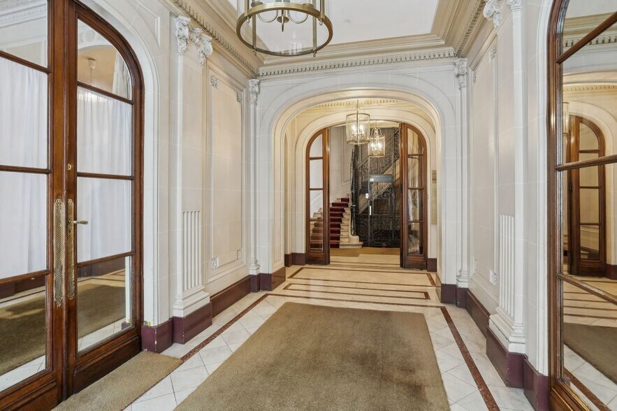 1-3 Rue De Penthièvre, Paris en alquiler - Vestíbulo - Imagen 2 de 9