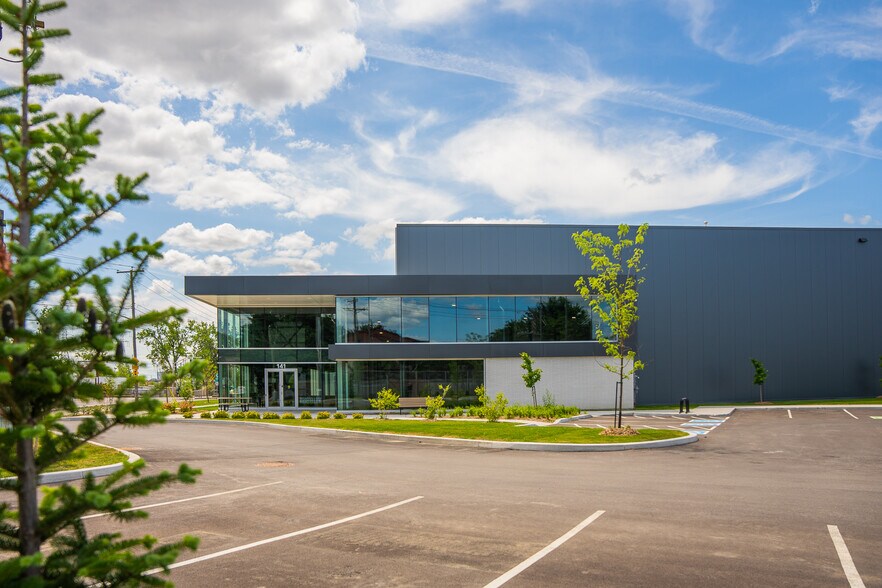 141 Boul Bellerose O, Laval, QC en alquiler - Foto del edificio - Imagen 2 de 11