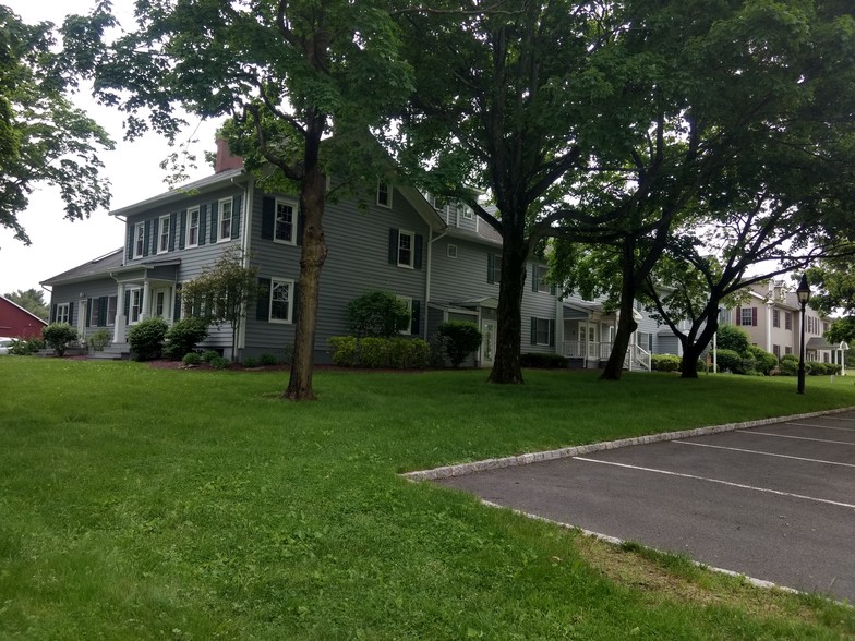 2 Clerico Ln, Hillsborough, NJ en alquiler - Foto del edificio - Imagen 2 de 44