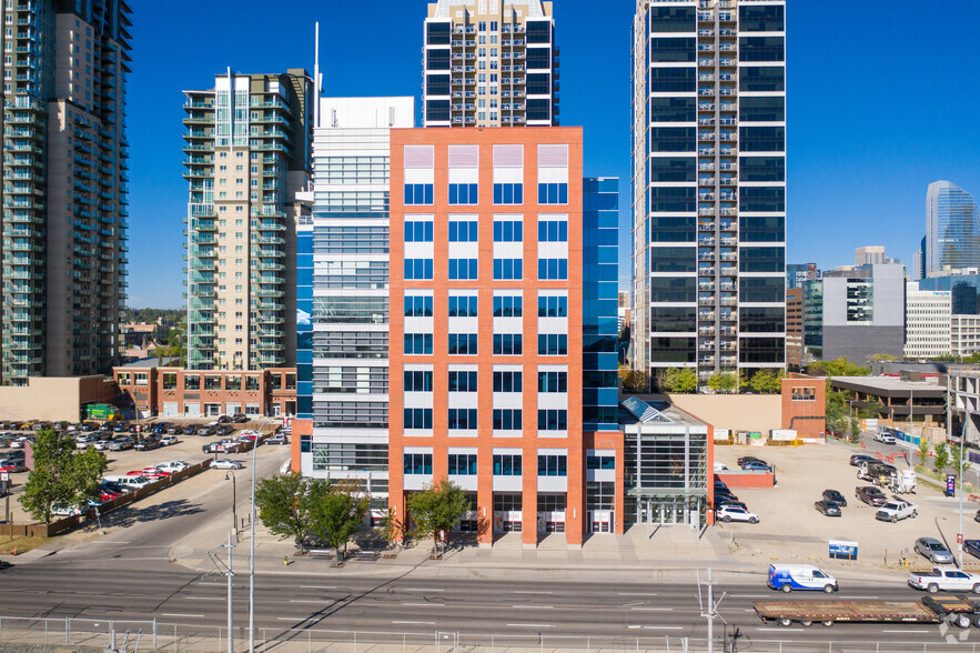 1331-1337 Macleod Trl SE, Calgary, AB en alquiler - Foto del edificio - Imagen 3 de 4