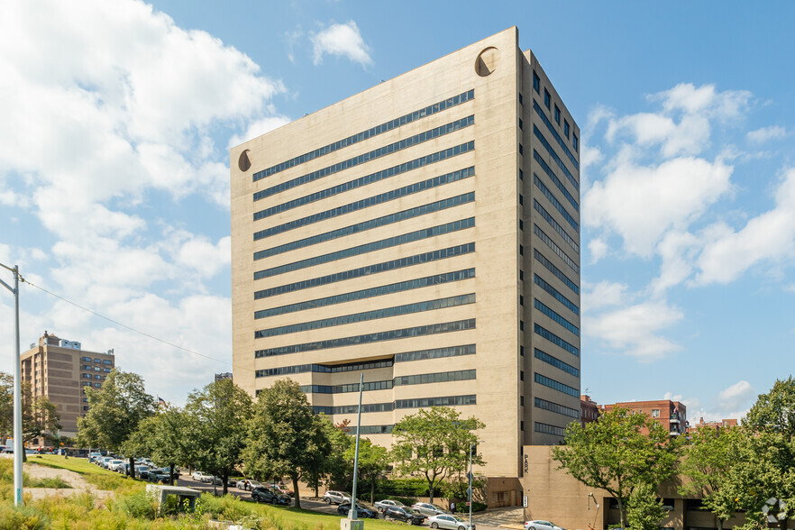 118-35 Queens Blvd, Forest Hills, NY en alquiler - Foto del edificio - Imagen 2 de 4