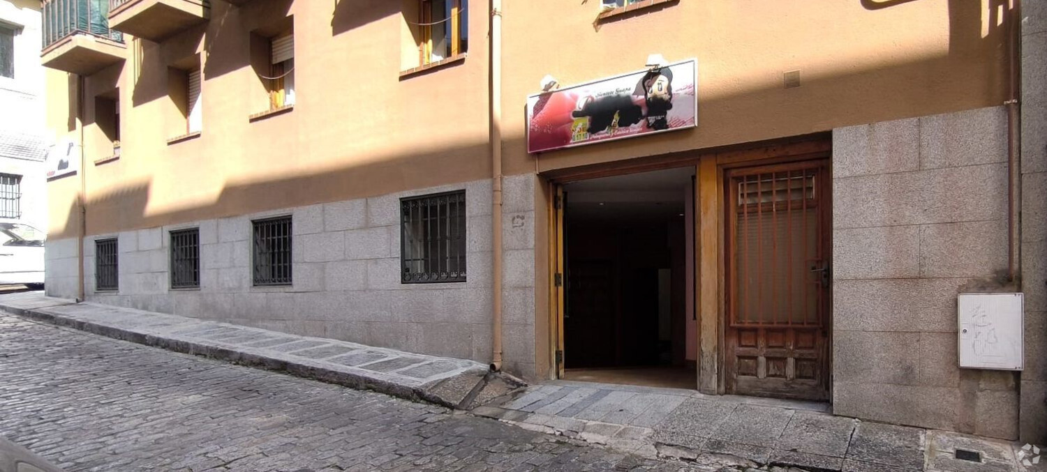 Calle Ventura Rodríguez, 1, San Lorenzo de El Escorial, MAD 28200 - Unidad Puerta A, Esc. 1 -  - Foto del interior - Image 1 of 18