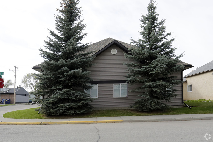 37 2nd Ave SE, High River, AB en venta - Foto del edificio - Imagen 3 de 4