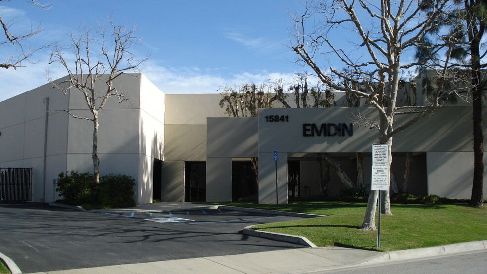 15841 Business Center Dr, Irwindale, CA en venta - Foto del edificio - Imagen 1 de 7