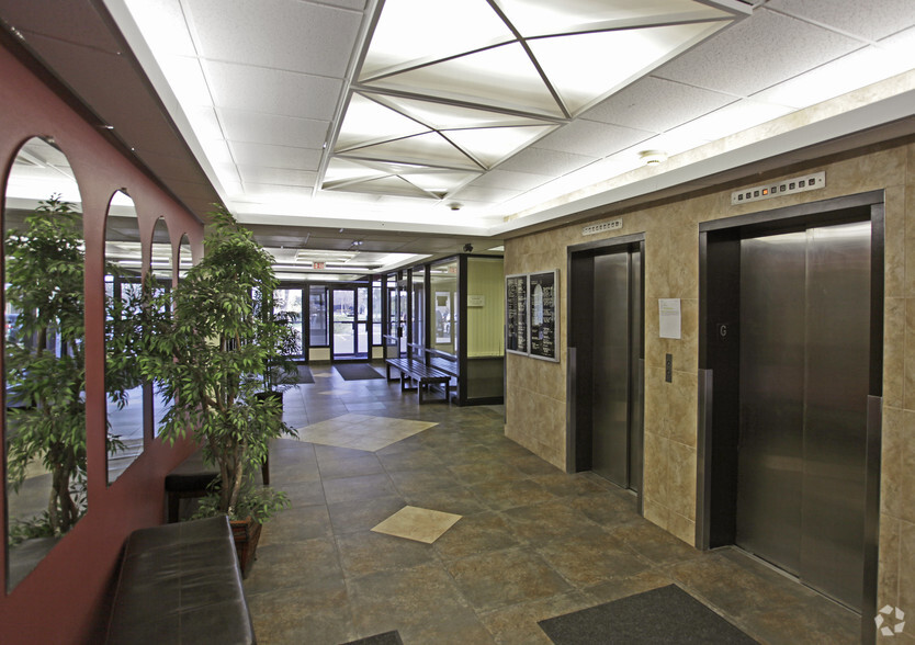 2233 N Hamline Ave, Roseville, MN en alquiler - Lobby - Imagen 2 de 7