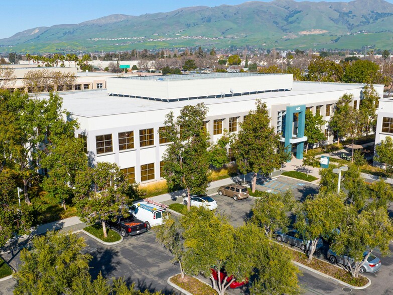 680 N McCarthy Blvd, Milpitas, CA en alquiler - Foto del edificio - Imagen 3 de 38