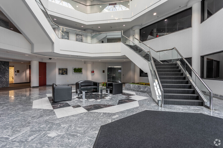 2400 Corporate Exchange Dr, Columbus, OH en alquiler - Lobby - Imagen 3 de 10