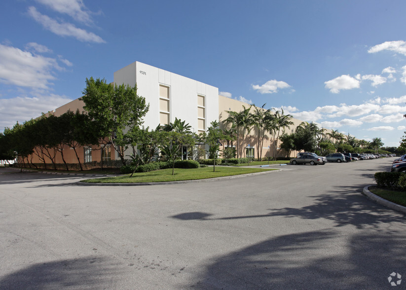 9701 NW 112 Ave, Medley, FL en alquiler - Foto del edificio - Imagen 2 de 16