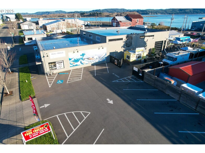 790 N Bayshore Dr, Coos Bay, OR en venta - Foto del edificio - Imagen 1 de 43