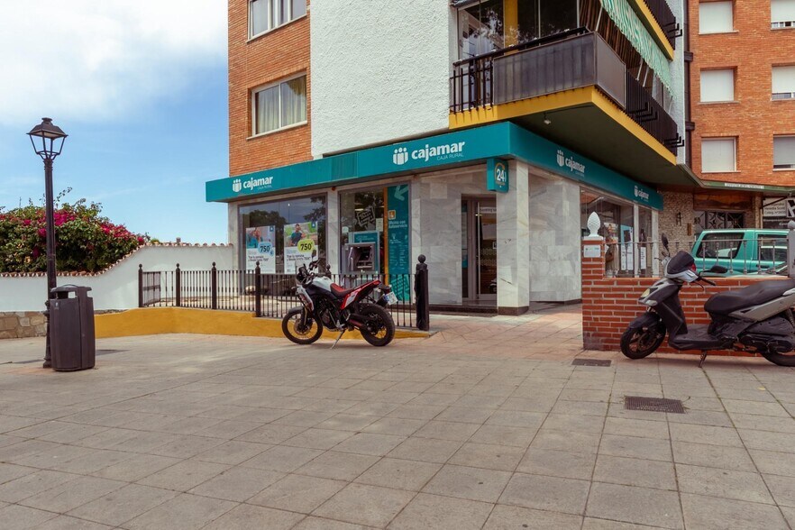 Local en Marbella, Málaga en venta - Foto del edificio - Imagen 3 de 34