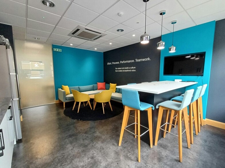 Balcombe Rd, Crawley en alquiler - Foto del edificio - Imagen 3 de 8