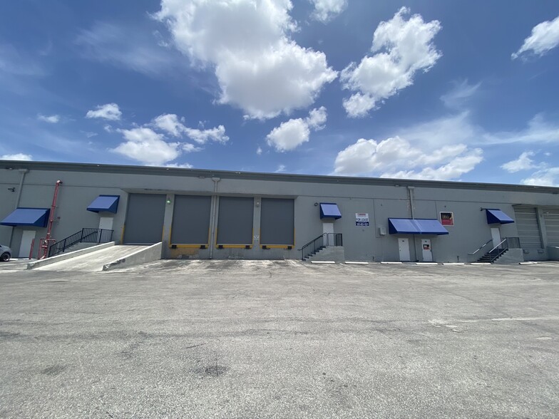 9999 NW 89th Ave, Medley, FL en alquiler - Foto del edificio - Imagen 1 de 2