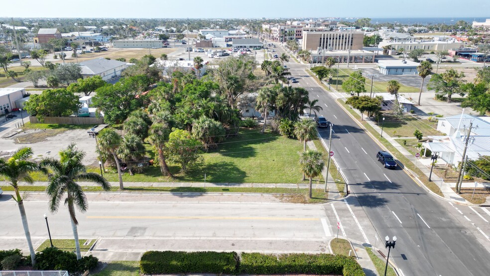 261 E Olympia Ave, Punta Gorda, FL en venta - Foto del edificio - Imagen 3 de 4