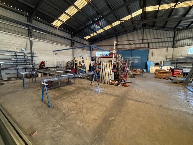 Más detalles de Camí del Safareig, 25, Llíria - Nave en venta