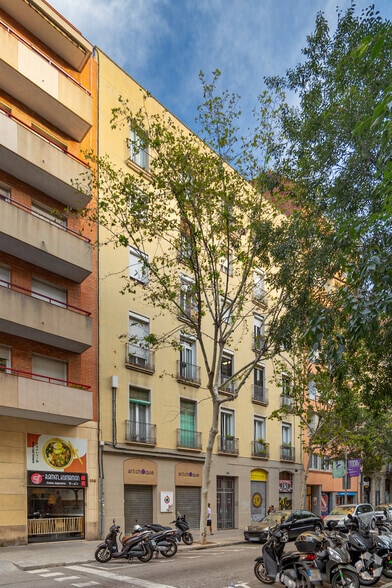 Edificio residencial en Barcelona, Barcelona en venta - Foto del edificio - Imagen 2 de 2