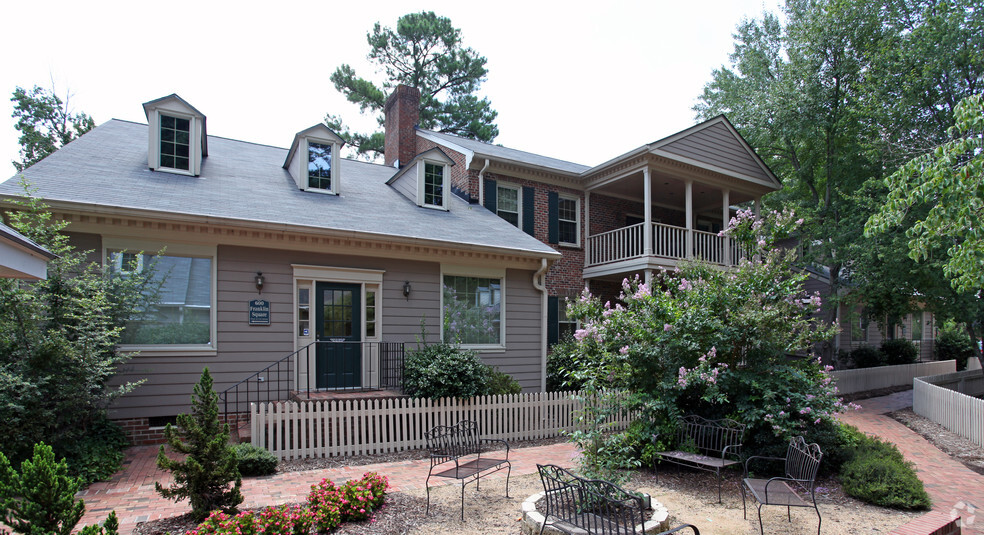 1829 E Franklin St, Chapel Hill, NC en alquiler - Foto del edificio - Imagen 3 de 11