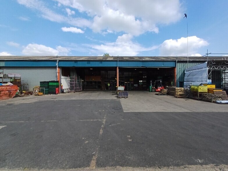 32 Crown Rd, Enfield en alquiler - Foto del edificio - Imagen 3 de 4