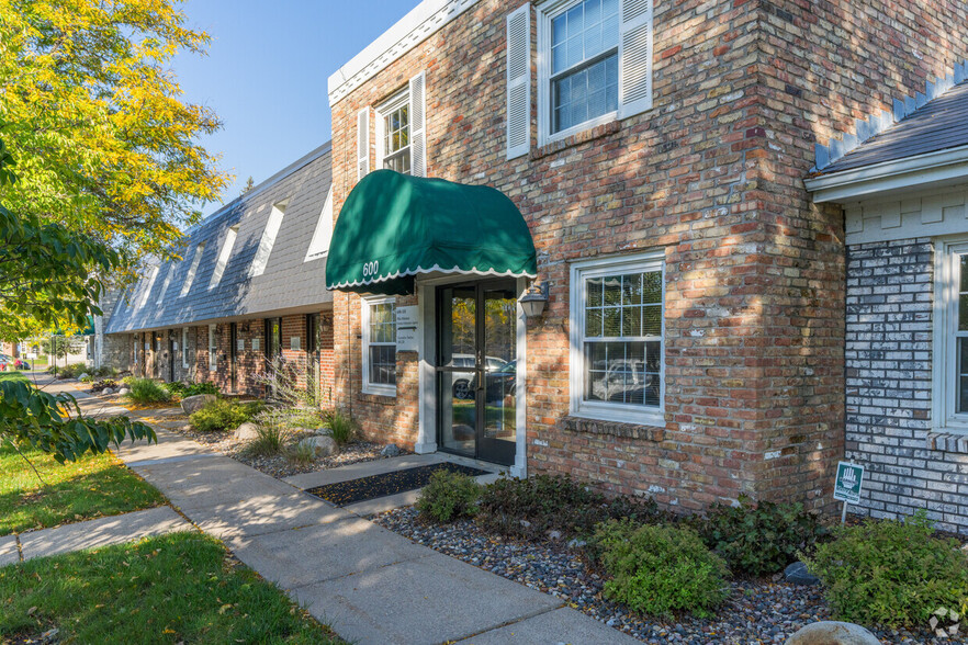 600 Twelve Oaks Center Dr, Wayzata, MN en alquiler - Foto del edificio - Imagen 3 de 16