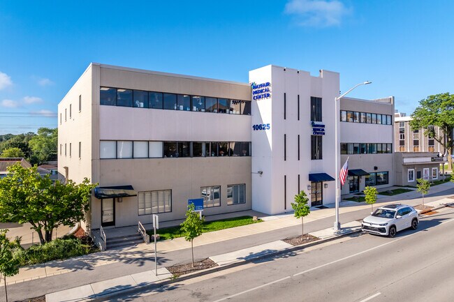 Más detalles de 10625 W North Ave, Milwaukee, WI - Varios usos en alquiler