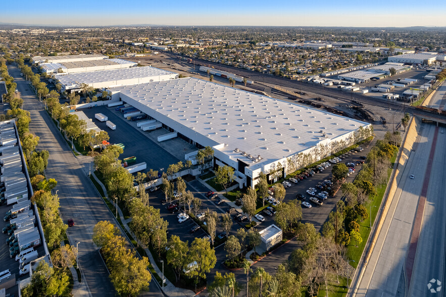 8500 Rex Rd, Pico Rivera, CA en alquiler - Foto del edificio - Imagen 2 de 5