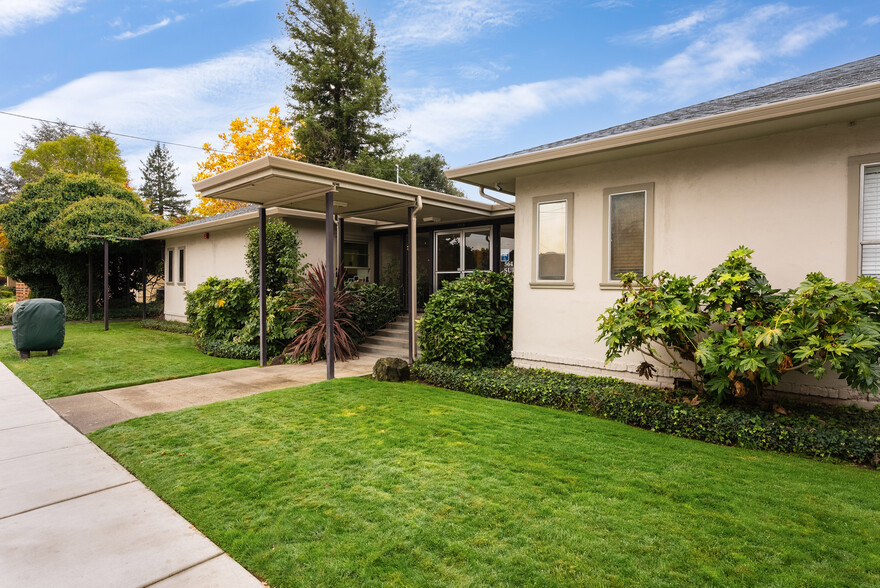 564 S Dora St, Ukiah, CA en venta - Foto del edificio - Imagen 1 de 32