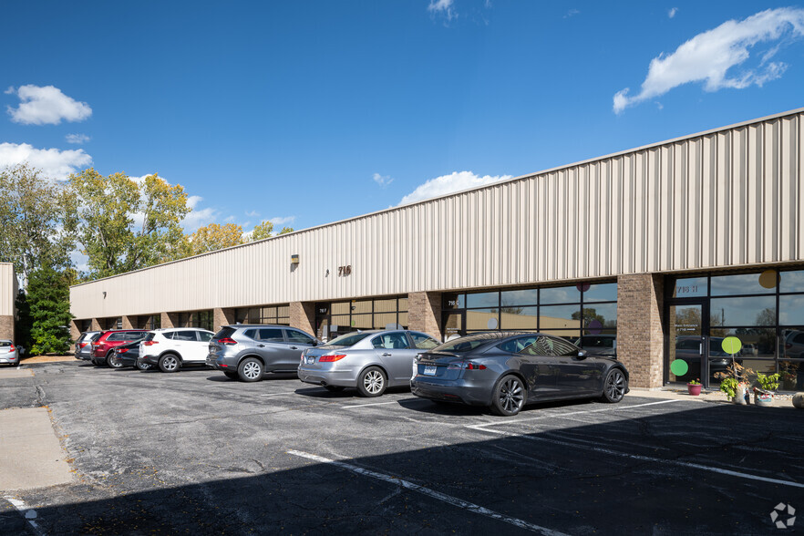 716 Crown Industrial Ct, Chesterfield, MO en alquiler - Foto del edificio - Imagen 1 de 4