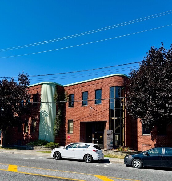 1085 Ch Du Côteau-Rouge, Longueuil, QC en alquiler - Foto del edificio - Imagen 3 de 11