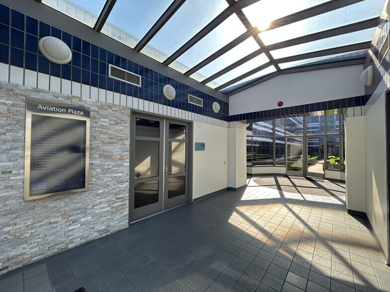 16461 Sherman Way, Van Nuys, CA en alquiler - Foto del edificio - Imagen 3 de 9