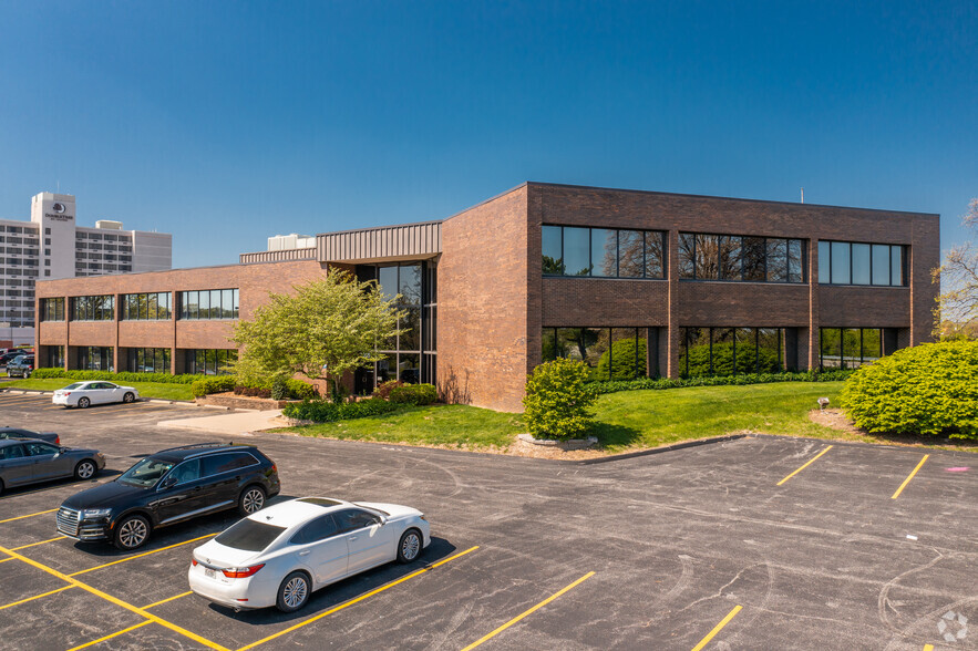 2055 Craigshire Rd, Saint Louis, MO en alquiler - Foto del edificio - Imagen 1 de 28