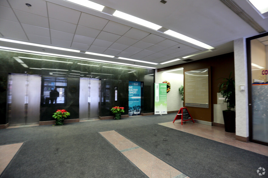 10055 106th St NW, Edmonton, AB en alquiler - Lobby - Imagen 2 de 18