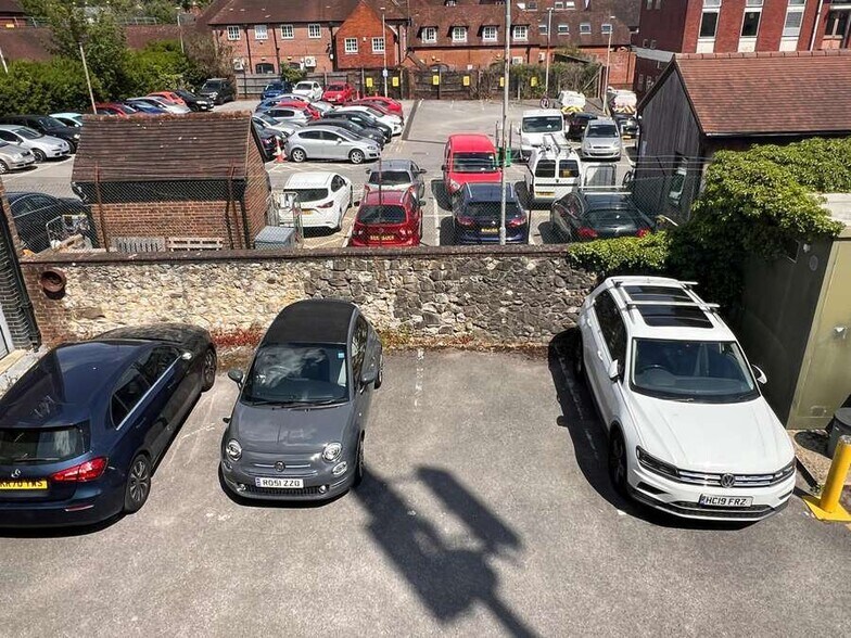1 Lion & Lamb Way, Farnham en venta - Foto del edificio - Imagen 1 de 4