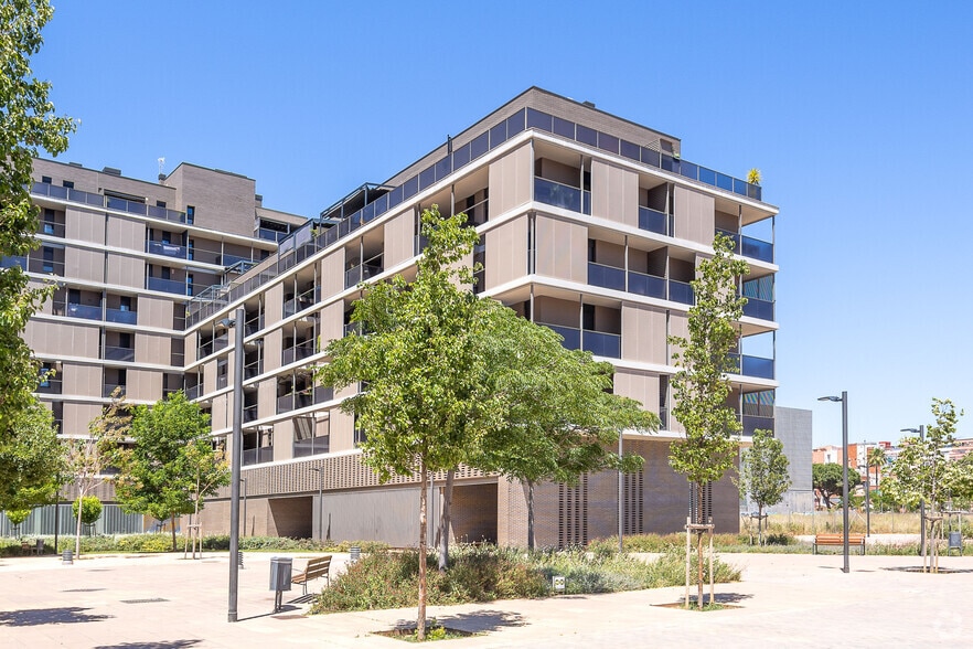Carrer Àngeles Santos, 6, L'Hospitalet de Llobregat, Barcelona en alquiler - Foto del edificio - Imagen 2 de 4