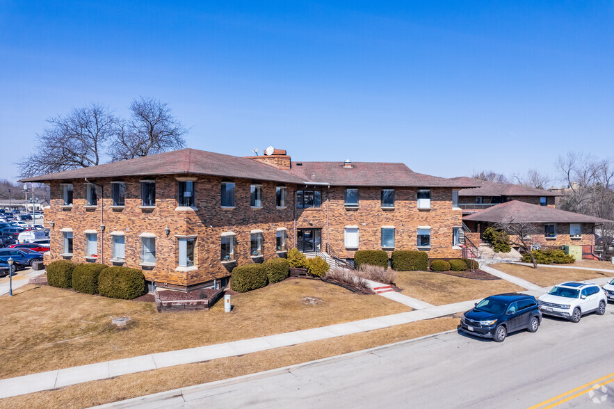 890 Elm Grove Rd, Elm Grove, WI en alquiler - Foto del edificio - Imagen 2 de 11